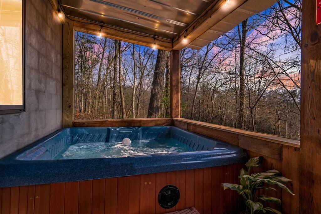 פיג'ן פורג' The Family Stone Luxe Cabin Sleeps 12 Hot Tub Dogfriendly Dollywood מראה חיצוני תמונה