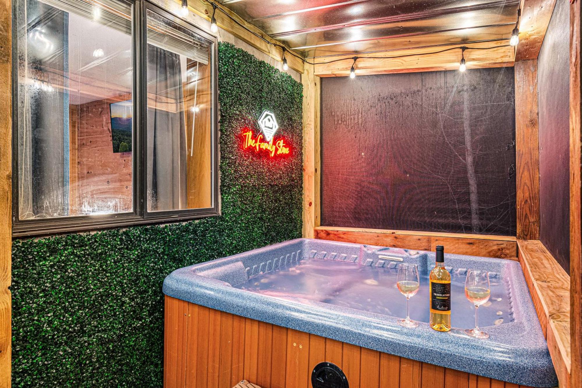 פיג'ן פורג' The Family Stone Luxe Cabin Sleeps 12 Hot Tub Dogfriendly Dollywood מראה חיצוני תמונה